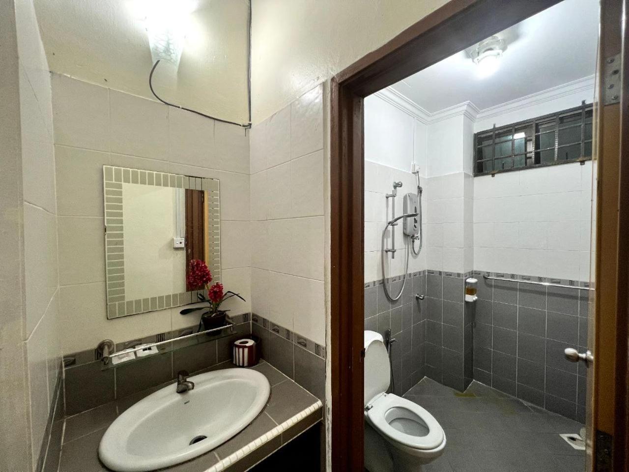 Yb Guest House 4 Bilik 5 Katil Chukai Exteriér fotografie